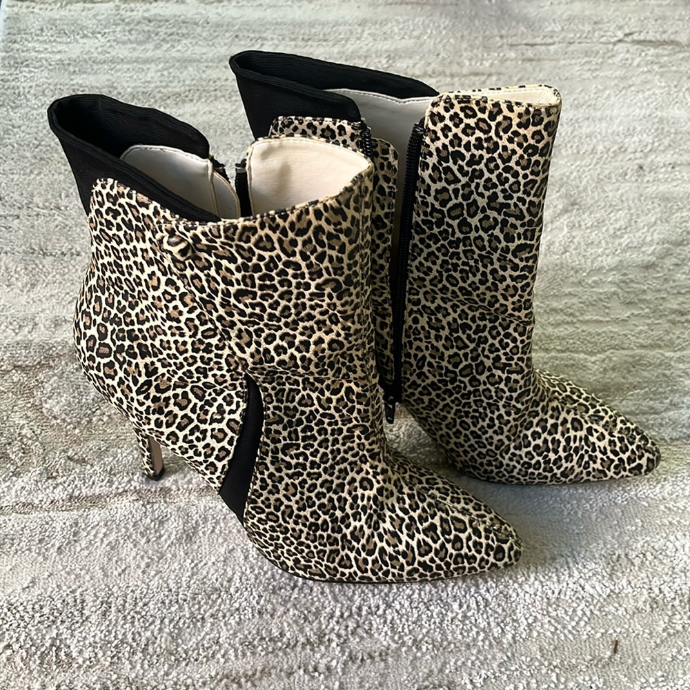 LÉOPARD HEEL BOOTS